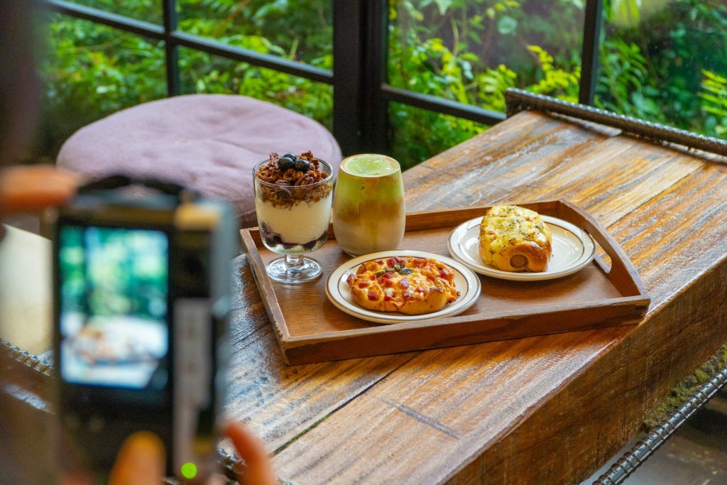 ilustrasi pencahayaan foto makanan dari jendela