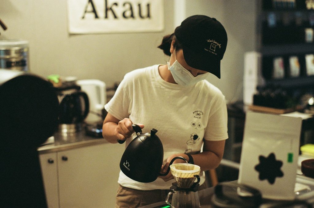 Ilustrasi Barista yang sedang membuat kopi
