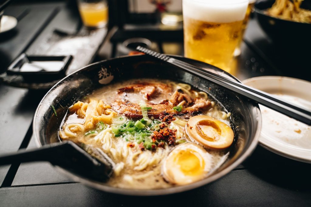 Semangkuk hidangan ramen yang menggugah selera