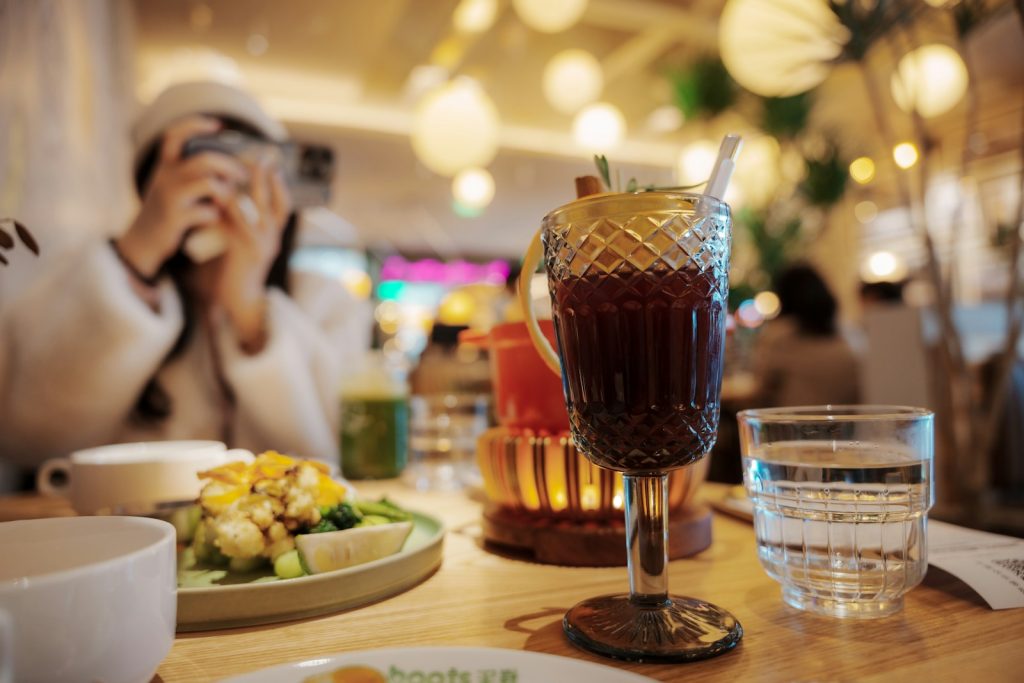 Pemasaran melalui kolaborasi dengan food vlogger